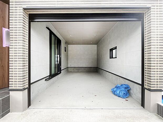 【駐車場】雨風から大切な愛車を守るインナーガレージを採用！  