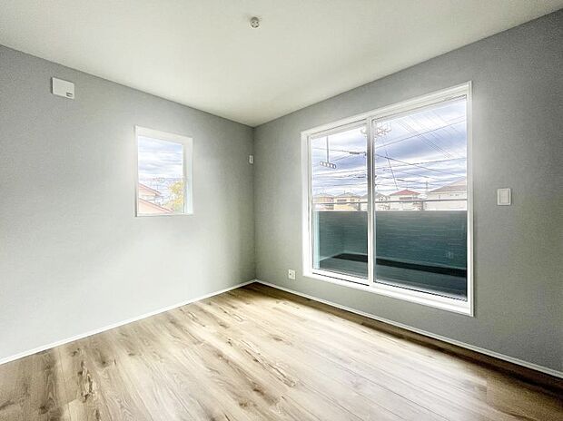 【寝室】明るいバルコニーサイドに洋室を設置。目覚めの良い寝室に。   