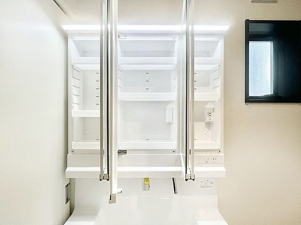 【その他設備(三面鏡裏収納)】三面鏡の裏に、化粧品や衛生用品などを収納可能。洗面台をすっきりと保ちます！