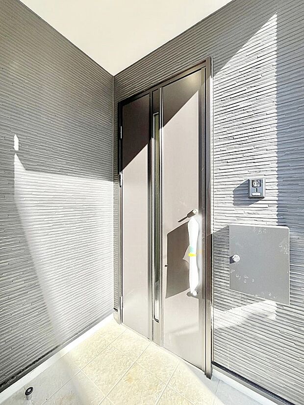 【玄関】～Entrance～　玄関は、お客さんをお迎えする場であり、家族が出入りする場でもあるので「おうちの顔」とも呼ばれる重要な場所！すっきりと明るく、いつでもお客様をお出迎えできるような設計をしました！