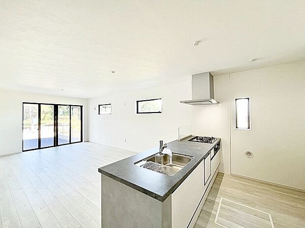 【ダイニングキッチン】～Kitchen～　自然光が入る窓のあるキッチン☆毎日使う場所だからこそ、使い勝手を考慮しました。ゆったりとしたキッチンコーナーは質感豊かな仕上がりとなっております。