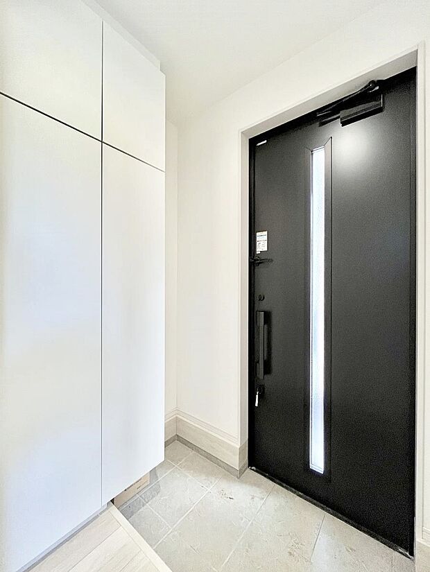 【玄関】～Entrance～　家の中でお客様を迎える最初の場所である玄関は、家の印象そのものです！豊富な玄関収納で、常に綺麗に保つことが出来ます♪玄関にはたっぷり収納の下駄箱を完備！