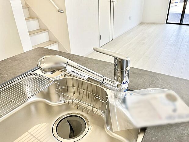 【その他設備(蛇口一体型浄水器)】浄水器一体型のキッチンで洗い物用・料理用と切り替え簡単！