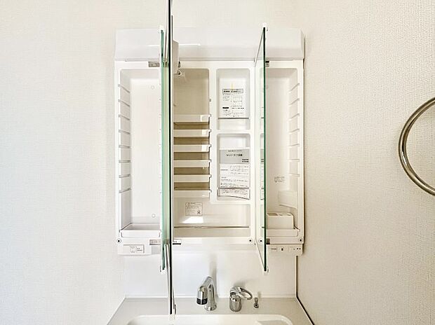 【その他設備(三面鏡裏収納)】三面鏡の裏に、化粧品や衛生用品などを収納可能。洗面台をすっきりと保ちます！