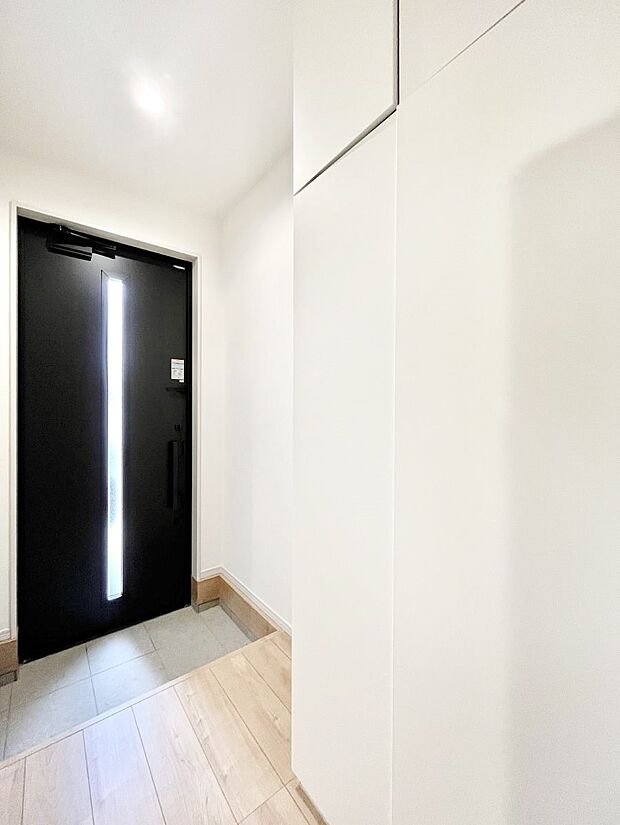 【玄関】～Entrance～　玄関は家の顔といわれますが我が家のセンスをさりげなく感じさせる魅力ある玄関造りも楽しみの一つ。帰宅する度に家族がほっとできる心地よい空間造りも大切ですね♪