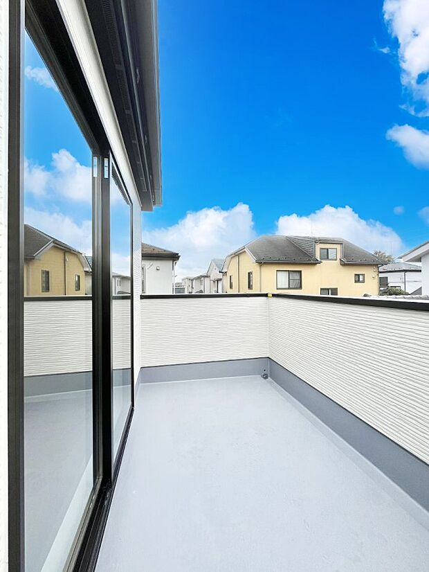 【バルコニー】～Balcony～  バルコニーは温かい陽がさしこみ、お布団や洗濯物を気持ちよく干すことができます。  使いやすく開放的なバルコニーです♪陽ざしがたっぷり降り注ぐ、バルコニー付き住まい。  