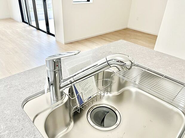 【その他設備(浄水器)】いつでも清潔なおいしいお水を。一つの水栓で水道水と浄水を使い分け。