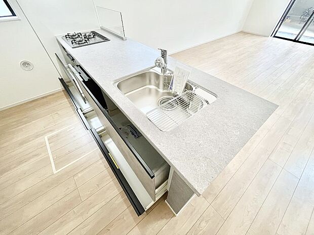 【その他設備(スライド収納)】スライド式収納なので上からの出し入れが可能！腰をかがめずに楽々！ 