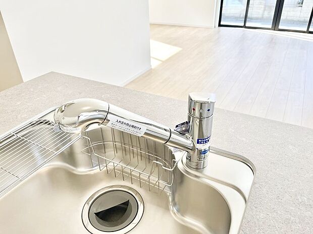 【その他設備(蛇口一体型浄水器)】いつでも清潔なおいしいお水を。一つの水栓で水道水と浄水を使い分け。