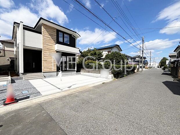 【前面道路含む現地写真】～Exterior～　前面道路：東 5.98m 公道　前面道路は閑静な住宅地をはしる車通りの少ない道路。駐車の出し入れもらくらくです！ご不明点・現地見学のご希望は、お気軽にお問い合わせください！