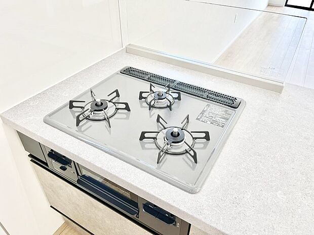 【その他設備(ガスコンロ)】◆１号棟◆三口ガスコンロでお料理が一気にはかどりそう  