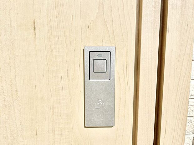 【防犯設備(スマートキー)】◆１号棟◆スマートに開錠できる電子キー。