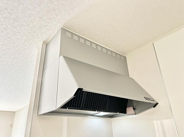 【冷暖房・空調設備(レンジフード)】◆１号棟◆フラットタイプのレンジフード、お手入れがしやすいですね！