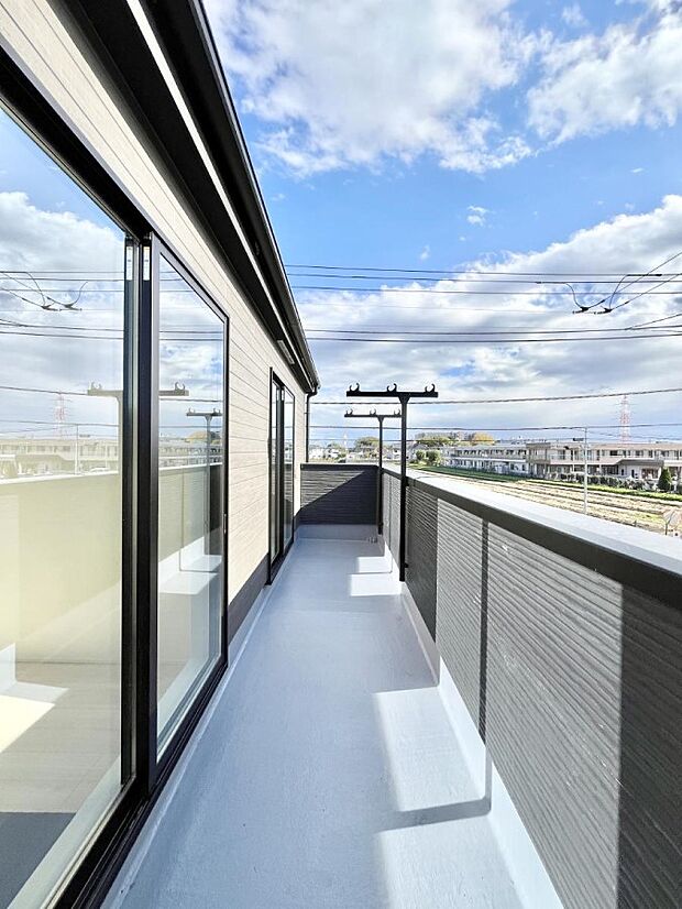 【バルコニー】◆１号棟◆～Balcony～　南側に設置されたワイドバルコニー。心地よい陽射しや暖かな風を楽しむことが出来ます。晴れた日にはたっぷりの洗濯物や布団を干せます！使いやすく開放的なバルコニーです♪