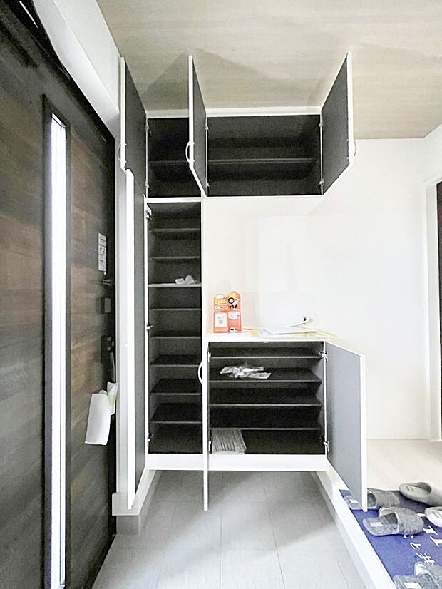 【その他設備(シューズボックス)】◆１号棟◆たっぷり収納できるシューズボックスで家族全員の靴も、玄関すっきり。