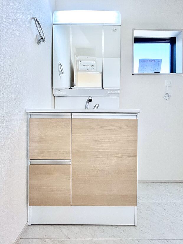 【洗面台・洗面所】◆２号棟◆～Dressing Room～  清潔感溢れる色合いで統一されていると、スッキリと整った印象をうけます。鏡の裏にはたっぷりと収納スペースを標準装備！水廻りは、シンプルかつ機能性を重視して。