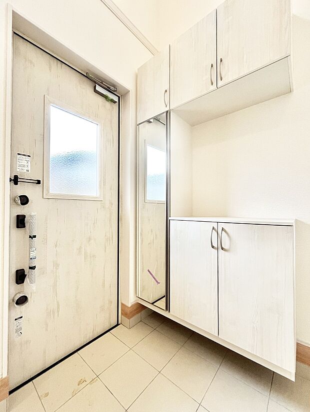 【玄関】~Entrance~ 下駄箱ミラー付なので、お出かけ前の身だしなみチェックに◎♪玄関はお客様をお出迎えする一番最初の場所、帰ってくる時に入る最初の場所。そんな場所だからこそ、より良い空間に…♪