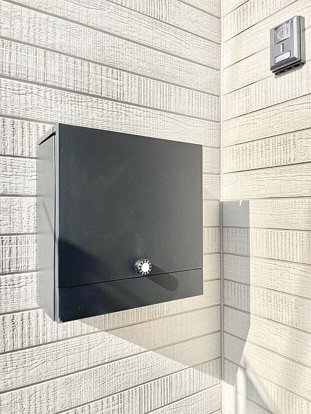 【その他現地】シンプルデザインのポスト。