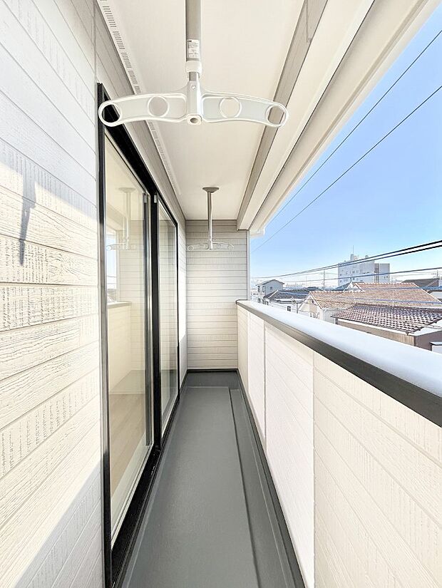 【バルコニー】~Balcony~ 南向きのバルコニーの前には雲以外に太陽を遮るものがありません。お洗濯物も乾きやすく、何より明るく気持ちのいい光が入ってきます。家族全員分の洗濯物も一気に干せます。