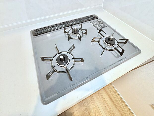 【その他設備(Siセンサーコンロ)】◆1号棟◆ガスコンロはSiセンサー搭載。火力調節や焦げ付き・消し忘れも防いでくれます。