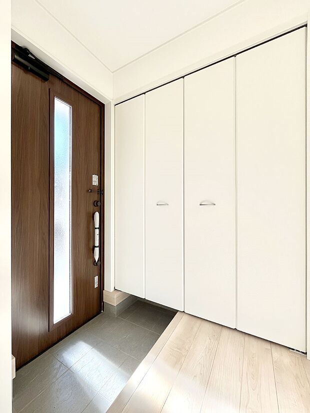 【玄関】◆1号棟◆~Entrance~ 家の中でお客様を迎える最初の場所である玄関は、家の印象そのものです!豊富な玄関収納で、常に綺麗に保つことが出来ます♪玄関にはたっぷり収納の下駄箱を完備!