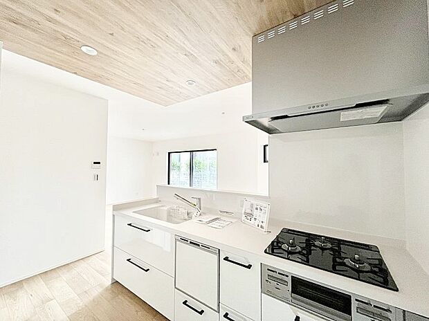 【ダイニングキッチン】カウンター越しに楽しいおしゃべり。いつものお料理がもっと美味しくなりそうですね。