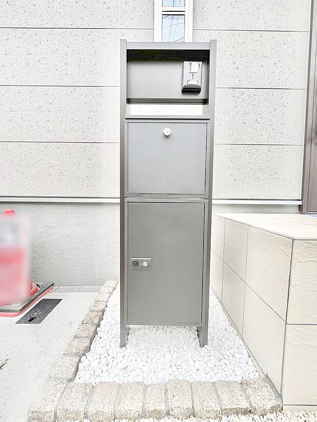 【その他現地】表札・インターホン・ポスト・宅配ＢＯＸをひとつに集約。エントランスになじむシンプルデザイン。