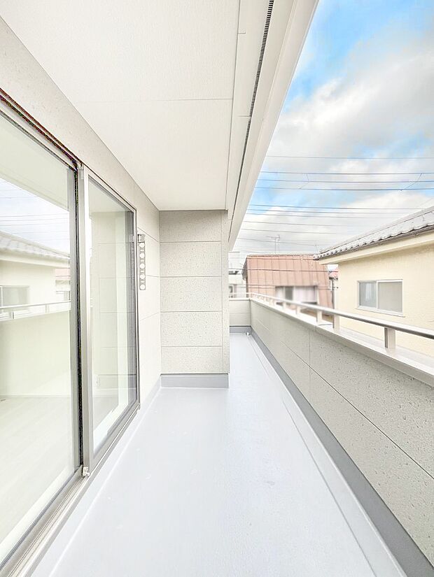 【バルコニー】～Balcony～  バルコニーは温かい陽がさしこみ、お布団や洗濯物を気持ちよく干すことができます。  使いやすく開放的なバルコニーです♪陽ざしがたっぷり降り注ぐ、バルコニー付き住まい。  