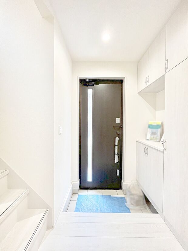 【玄関】～Entrance～　家の中でお客様を迎える最初の場所である玄関は、家の印象そのものです！豊富な玄関収納で、常に綺麗に保つことが出来ます♪玄関にはたっぷり収納の下駄箱を完備！