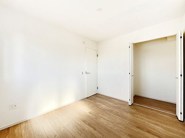 【寝室】～Bed Room～　部屋数が多いのが戸建てのメリットです。ご家族が増えたことで手狭に感じていた住まいも戸建てでは各居室プライバシーを保つことができます。住まいにゆとりが生まれ心もリラックスできます♪