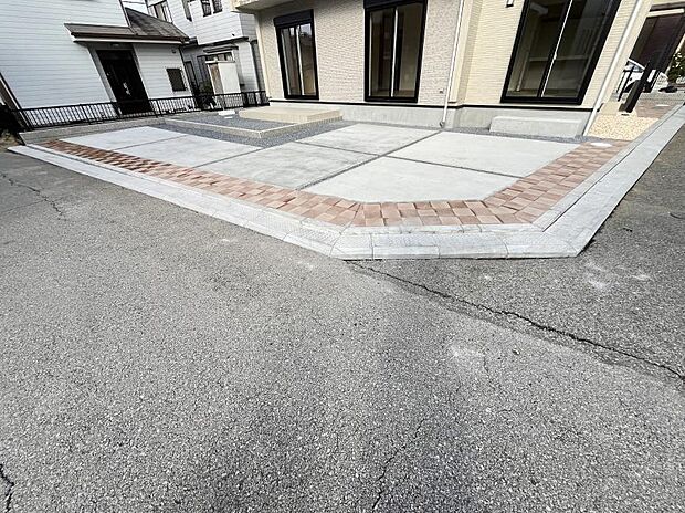 【駐車場】~Parking~ 駐車場3台置けます!(車種による)自転車置き場や物置場として、お子様の遊ぶスペースとして、ゆとりある敷地だからこそ可能な多用途にご利用いただけるスペースです。