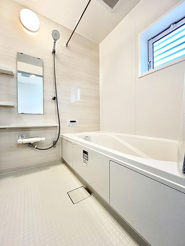 【浴室】~Bath Room~ 落ち着いた雰囲気の浴室で明日に向けてリフレッシュ。浴室乾燥機能も付いているので隣の洗濯機置き場で洗い上がった洗濯物を、雨の日も天気を気にせず乾燥させることも可能です。