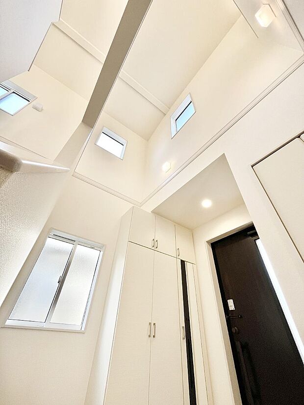 【その他設備(吹き抜け)】明るい日差しが差し込む吹き抜け設計