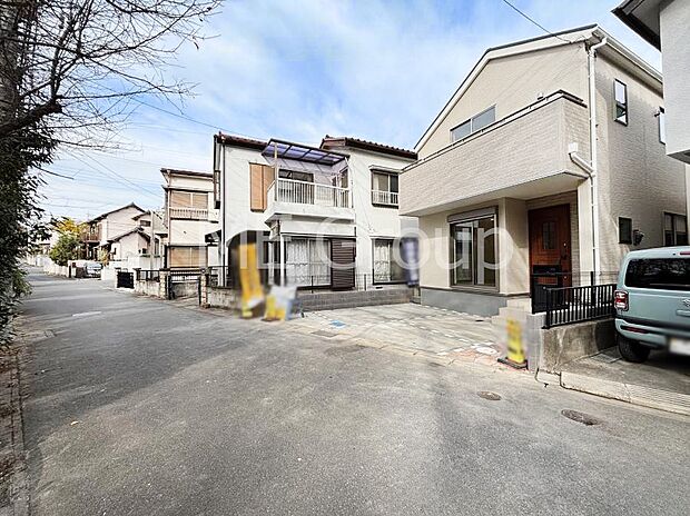 【前面道路含む現地写真】前面道路： 南西 5.07m 公道前面道路は閑静な住宅地をはしる車通りの少ない道路。駐車の出し入れもらくらくです！ご不明点・現地見学のご希望は、お気軽にお問い合わせください！