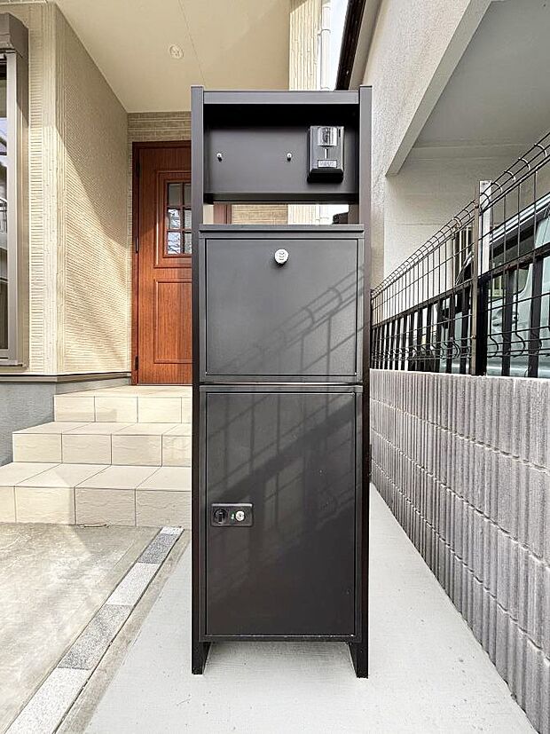 【その他現地】表札・インターホン・ポスト・宅配ＢＯＸをひとつに集約。エントランスになじむシンプルデザイン。