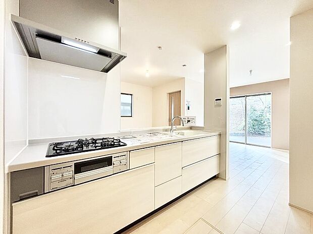 【ダイニングキッチン】～Kitchen～  リビングが見渡せるカウンターキッチン。  料理をしながら家族とコミュニケーションをとれるだけでなく、大きな開放感も得ることができます。  お子様の成長も感じることができますね！