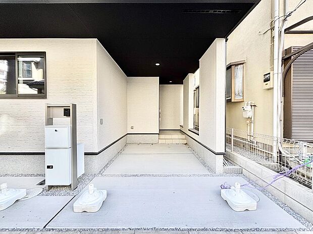 【駐車場】～Parking～　ビルトインカースペースのため、駐車場と家の中への導線がスムーズです。屋根があるため帰宅時の雨に濡れる心配や大荷物の運搬の手間が少なくなります。