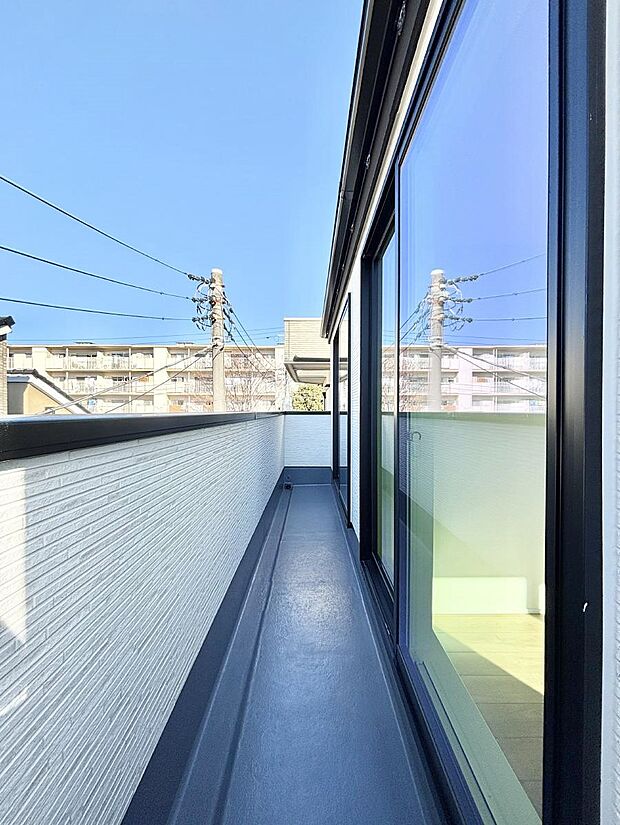 【バルコニー】～Balcony～  バルコニーは温かい陽がさしこみ、お布団や洗濯物を気持ちよく干すことができます。  使いやすく開放的なバルコニーです♪陽ざしがたっぷり降り注ぐ、バルコニー付き住まい。  