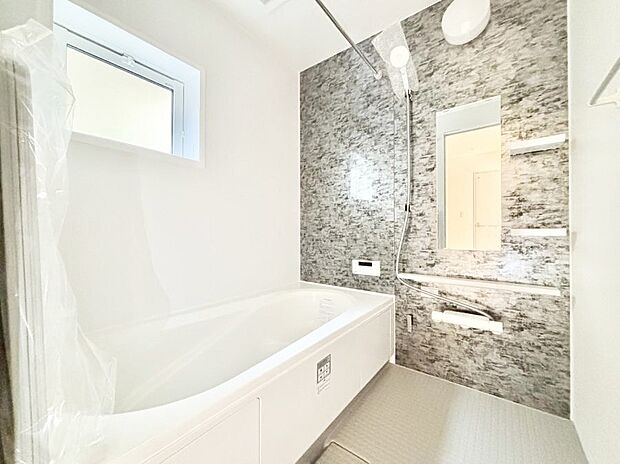 【浴室】◆１号棟◆～Bath Room～　窓付きのバスルームは、採光もあり明るく気持ちの良い空間です。窓があることで、換気環境も良好。ゆったり寛げるバスルームで、毎日のバスタイムが楽しみになりそうです。