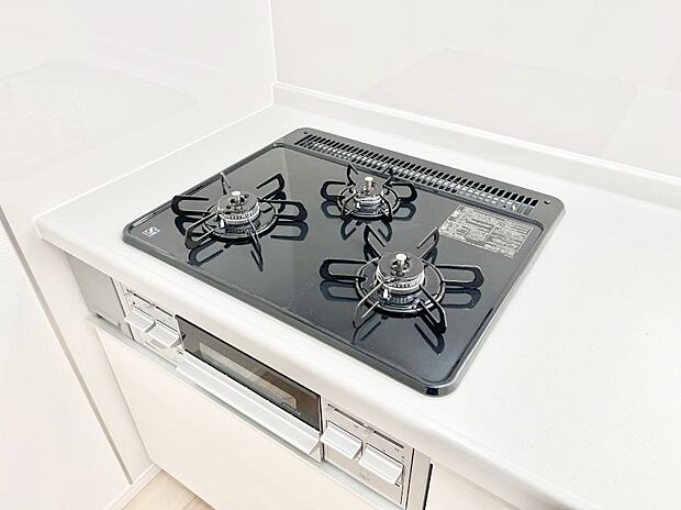 【その他設備(ガスコンロ)】◆1号棟◆三口ガスコンロでお料理が一気にはかどりそう  