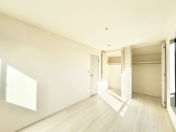 【寝室】◆1号棟◆～Bed Room～  全居室には収納クローゼットを完備！普段使いのお洋服や小物はもちろん、季節物のお洋服などもしっかりと整理整頓おしまい頂けます。  居室空間を広く使用できますね。