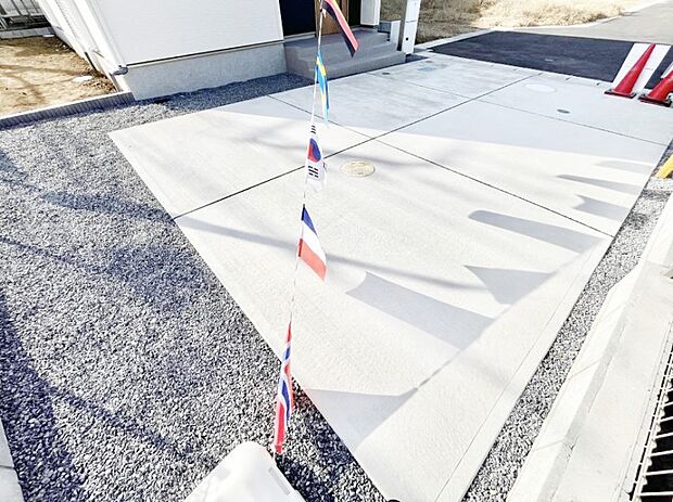 【駐車場】～Parking～　駐車場２台置けます！(車種による)自転車置き場や物置場として、お子様の遊ぶスペースとして、ゆとりある敷地だからこそ可能な多用途にご利用いただけるスペースです。