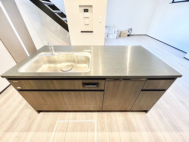 【ダイニングキッチン】～Kitchen～　「さぁ今日は何を作ろう」こんなキッチンなら思いっきり料理ができちゃいます。キッチンからはリビングが一望できます。家族がつながるお家がここにございます。