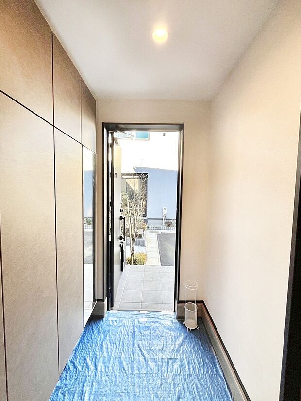 【玄関】～Entrance～　玄関は家の顔といわれますが我が家のセンスをさりげなく感じさせる魅力ある玄関造りも楽しみの一つ。帰宅する度に家族がほっとできる心地よい空間造りも大切ですね♪