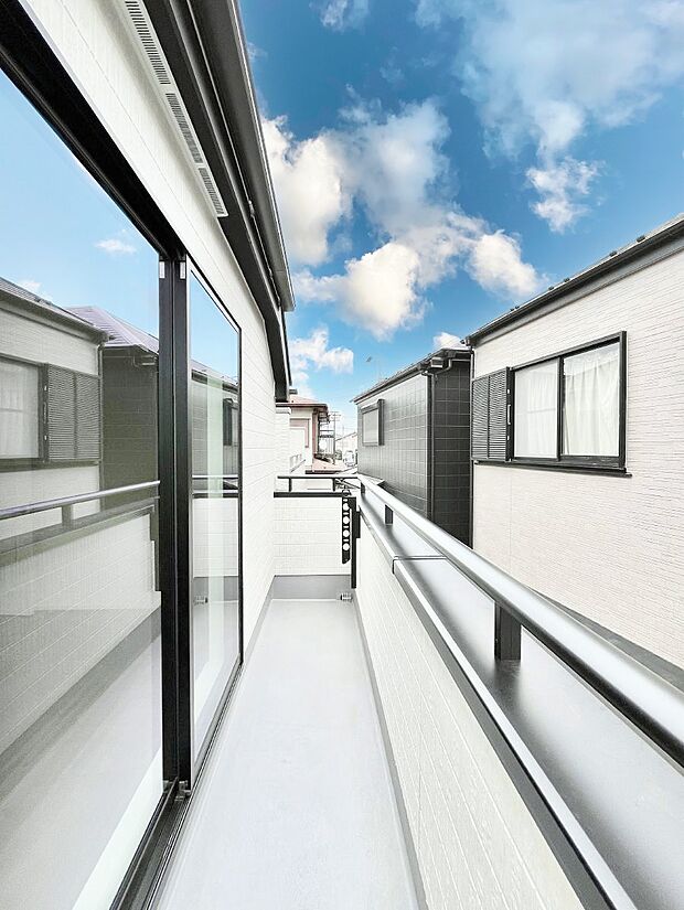 【バルコニー】◆A号棟◆～Balcony～　南向きのバルコニーの前には雲以外に太陽を遮るものがありません。お洗濯物も乾きやすく、何より明るく気持ちのいい光が入ってきます。家族全員分の洗濯物も一気に干せます。
