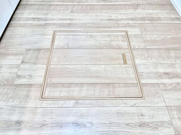 【その他設備(床下収納)】◆A号棟◆床下収納付き！日用品・非常用品の収納にも大活躍。