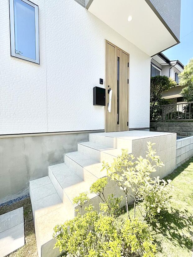 【玄関】～Entrance～  玄関は、お客さんをお迎えする場であり、家族が出入りする場でもあるので「おうちの顔」とも呼ばれる重要な場所！すっきりと明るく、いつでもお客様をお出迎えできるような設計をしました！