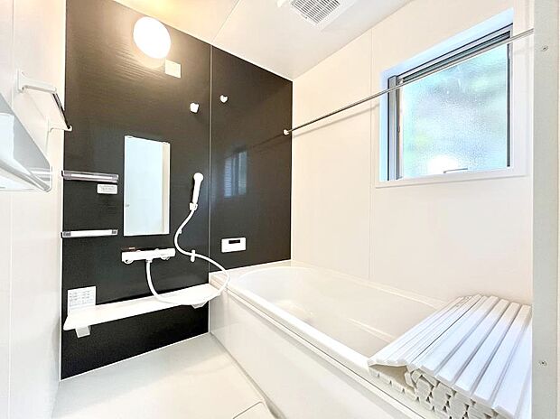 【浴室】～Bath Room～　落ち着いた雰囲気の浴室で明日に向けてリフレッシュ。浴室乾燥機能も付いているので隣の洗濯機置き場で洗い上がった洗濯物を、雨の日も天気を気にせず乾燥させることも可能です。