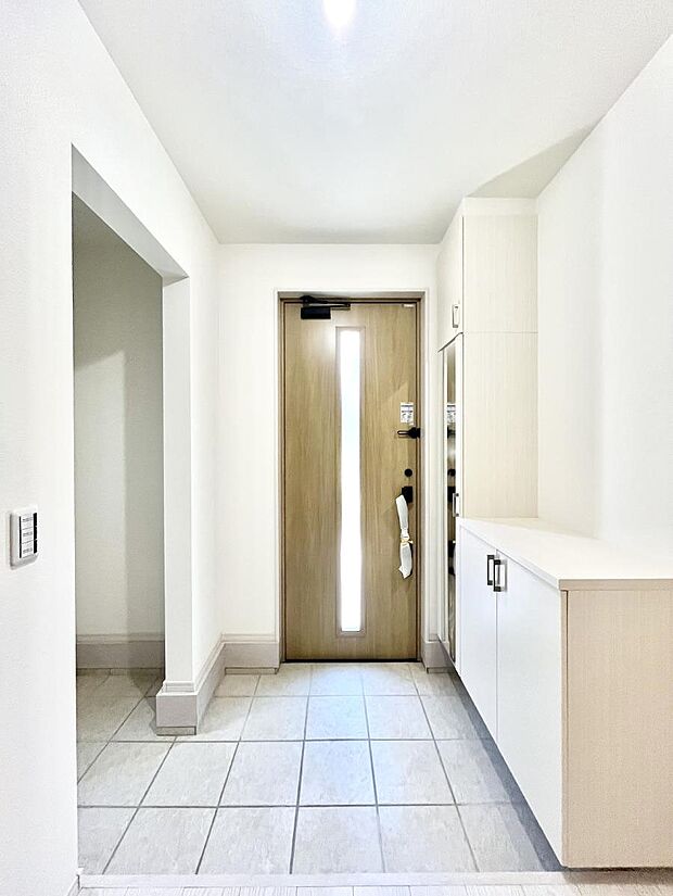 【玄関】～Entrance～　家の中でお客様を迎える最初の場所である玄関は、家の印象そのものです！豊富な玄関収納で、常に綺麗に保つことが出来ます♪玄関にはたっぷり収納の下駄箱を完備！