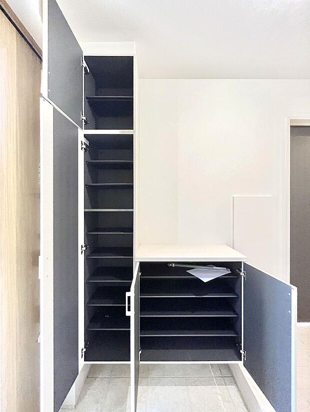 【その他設備(シューズボックス)】たっぷり収納できるシューズボックスで家族全員の靴も、玄関すっきり。